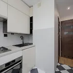 Comfortable With Air Conditioning And Balcony In The Capital By Renters *