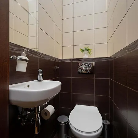 Comfortable With Air Conditioning And Balcony In The Capital By Renters