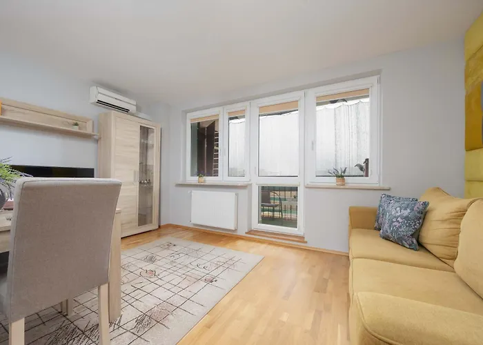 Comfortable With Air Conditioning And Balcony In The Capital By Renters