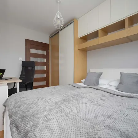 アパート Comfortable With Air Conditioning And Balcony In The Capital By Renters ワルシャワ