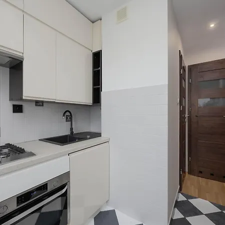 Comfortable With Air Conditioning And Balcony In The Capital By Renters *