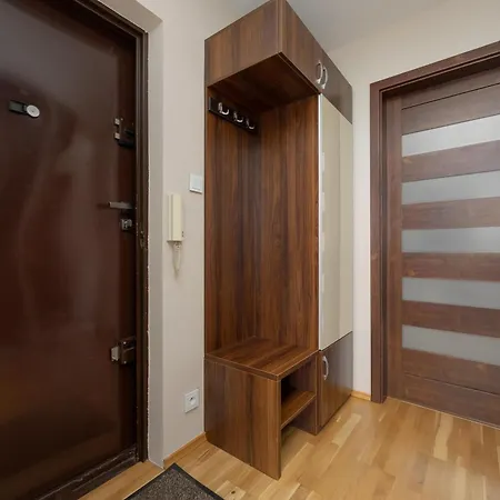 Comfortable With Air Conditioning And Balcony In The Capital By Renters ワルシャワ