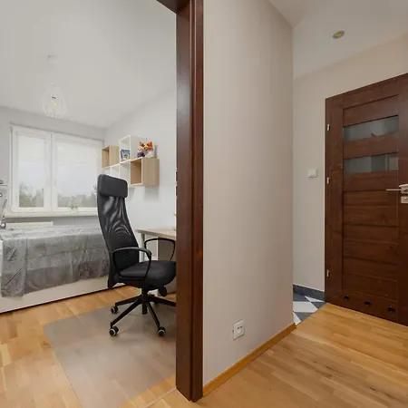 Comfortable With Air Conditioning And Balcony In The Capital By Renters *