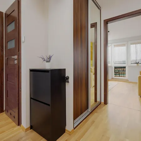 Comfortable With Air Conditioning And Balcony In The Capital By Renters アパート ワルシャワ