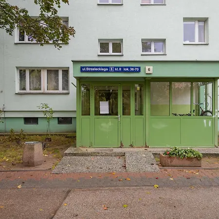 Comfortable With Air Conditioning And Balcony In The Capital By Renters ワルシャワ