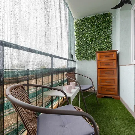 Comfortable With Air Conditioning And Balcony In The Capital By Renters アパート *